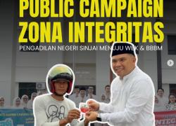 kegiatan public campaign melalui pembagian takjil dan stiker Zona Integritas kepada para pengendara sepeda motor yang melintas